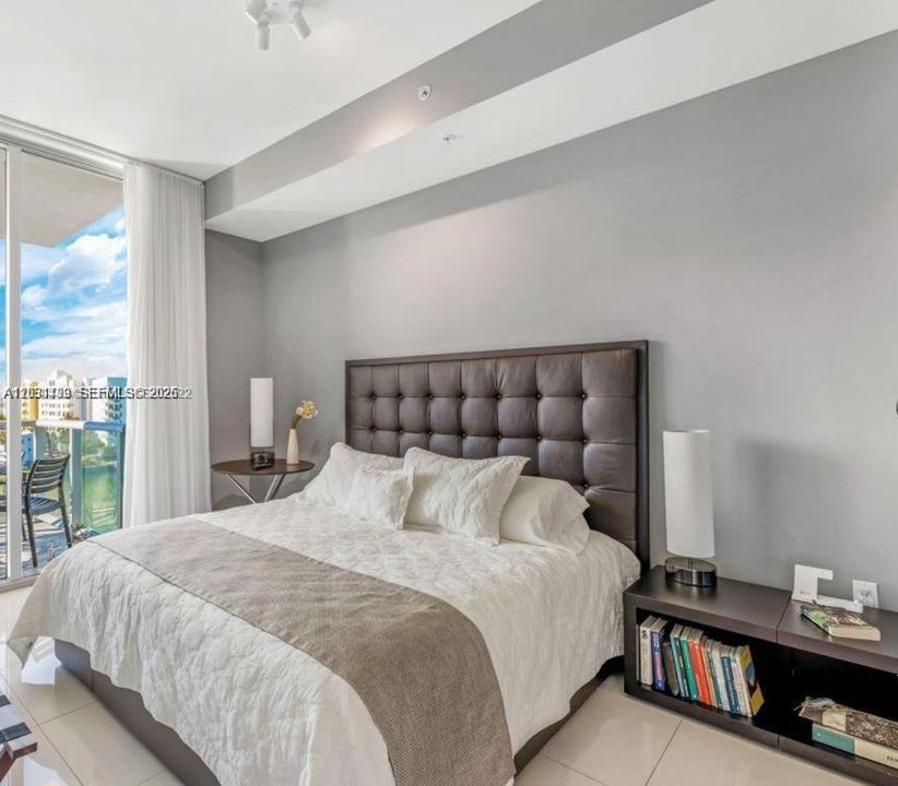 For Sale: $440,000 (2 beds, 2 baths, 840 Square Feet)