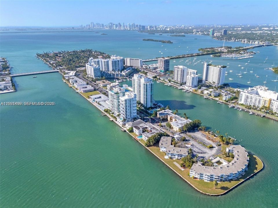 For Sale: $440,000 (2 beds, 2 baths, 840 Square Feet)