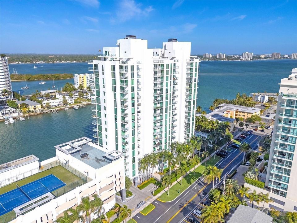 For Sale: $440,000 (2 beds, 2 baths, 840 Square Feet)