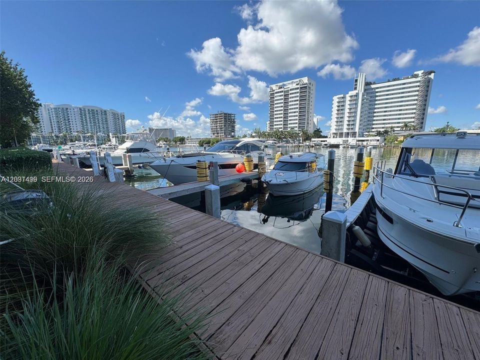 For Sale: $440,000 (2 beds, 2 baths, 840 Square Feet)