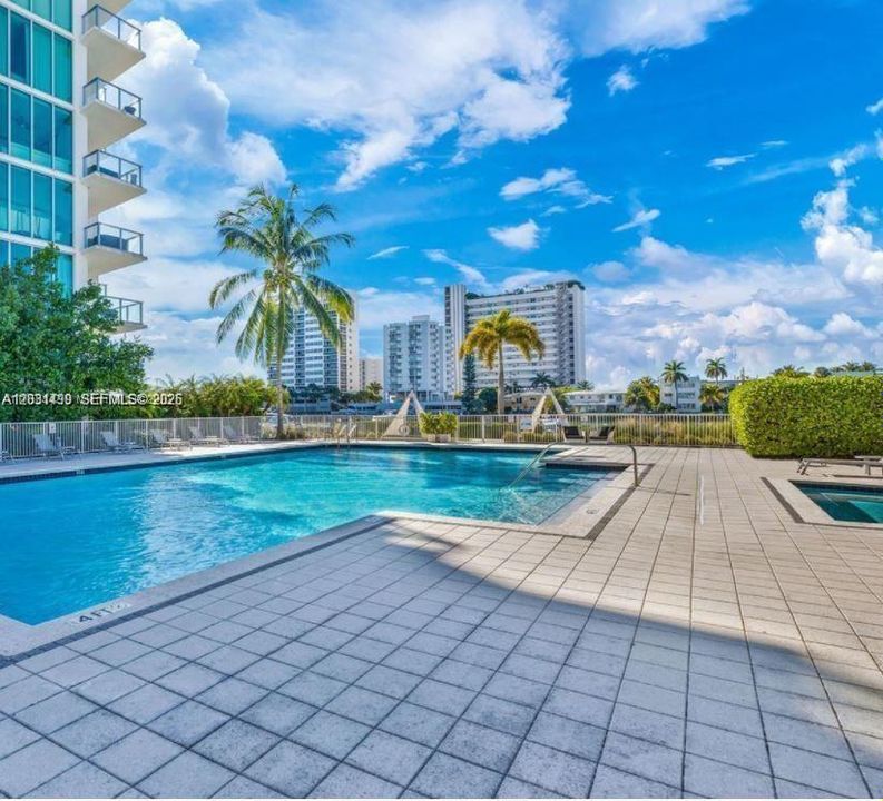 For Sale: $440,000 (2 beds, 2 baths, 840 Square Feet)