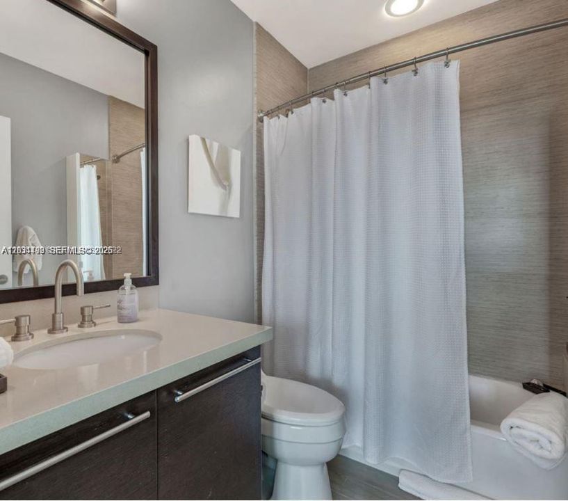 For Sale: $440,000 (2 beds, 2 baths, 840 Square Feet)