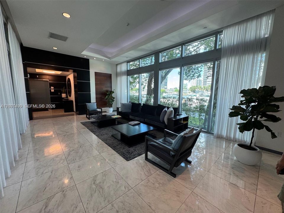For Sale: $440,000 (2 beds, 2 baths, 840 Square Feet)