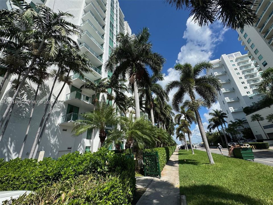 For Sale: $440,000 (2 beds, 2 baths, 840 Square Feet)