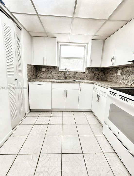 For Rent: $2,300 (2 beds, 2 baths, 938 Square Feet)