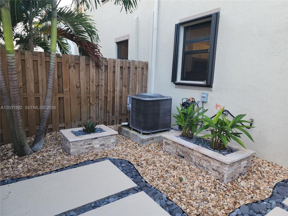 For Rent: $3,350 (3 beds, 2 baths, 1706 Square Feet)