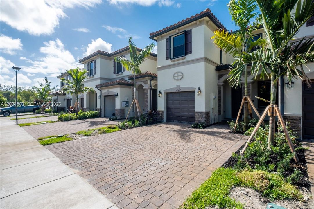 For Rent: $3,350 (3 beds, 2 baths, 1706 Square Feet)