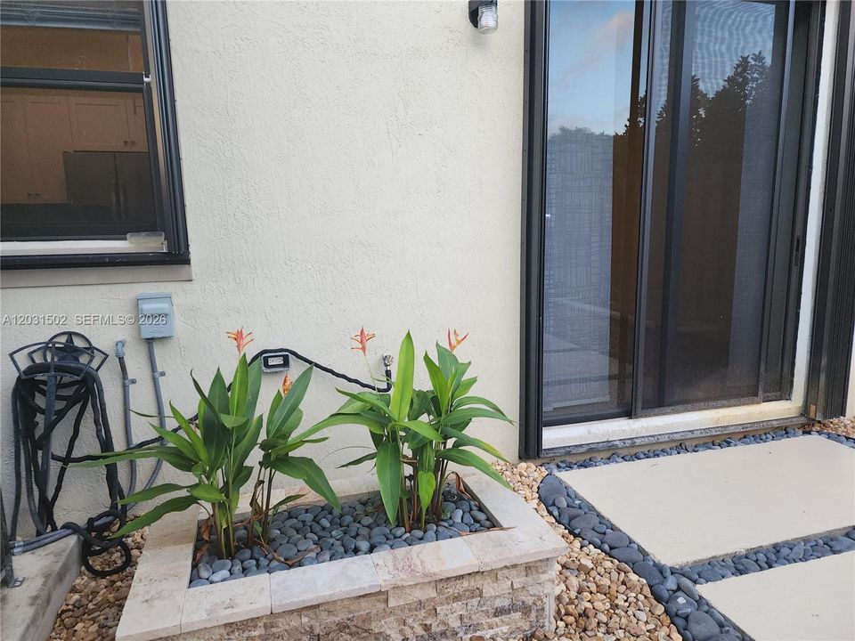 For Rent: $3,350 (3 beds, 2 baths, 1706 Square Feet)