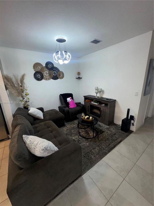 For Sale: $499,999 (3 beds, 3 baths, 1328 Square Feet)