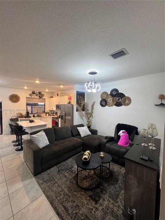 For Sale: $499,999 (3 beds, 3 baths, 1328 Square Feet)