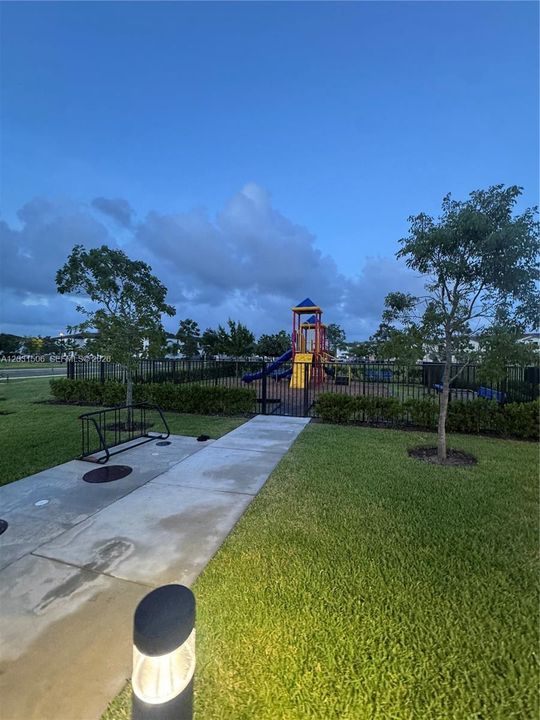 For Sale: $499,999 (3 beds, 3 baths, 1328 Square Feet)