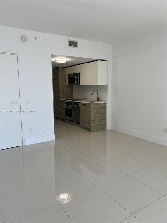 For Rent: $2,600 (0 beds, 1 baths, 375 Square Feet)