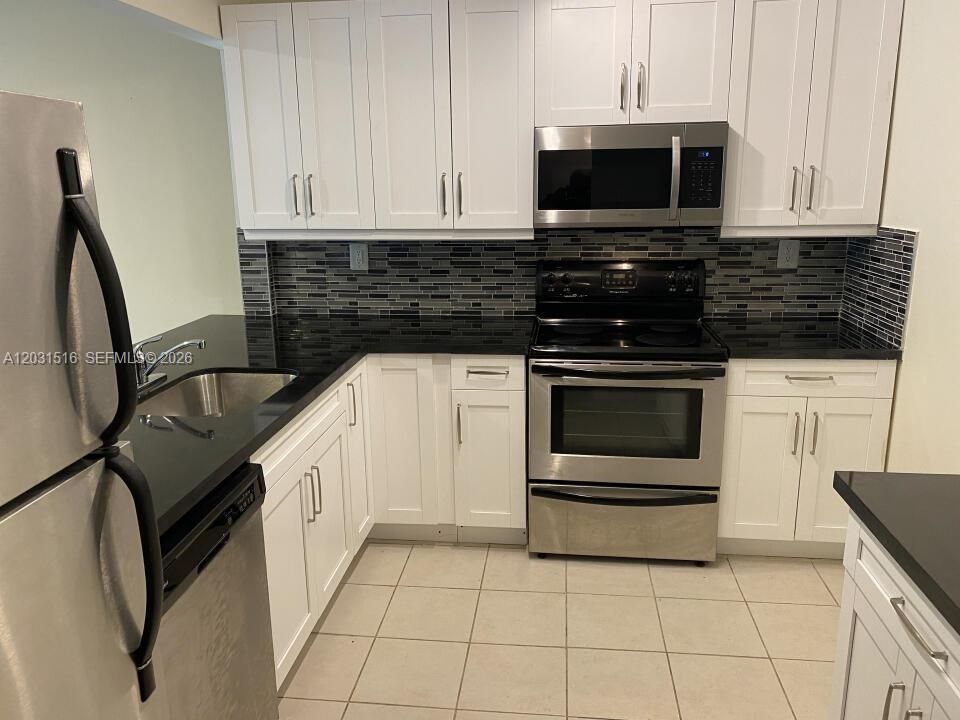 For Rent: $1,700 (1 beds, 1 baths, 764 Square Feet)