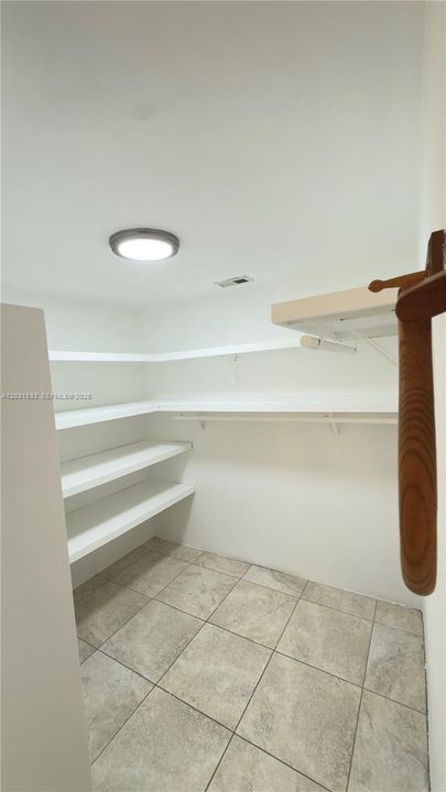 For Sale: $200,000 (1 beds, 1 baths, 865 Square Feet)