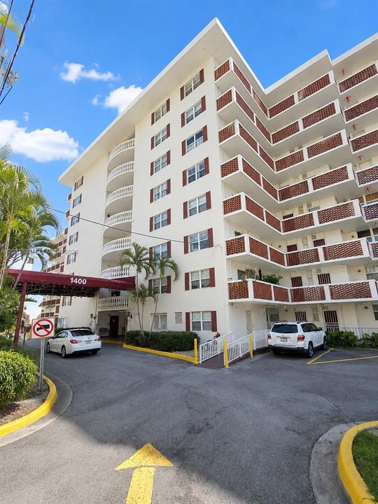 For Sale: $200,000 (1 beds, 1 baths, 865 Square Feet)