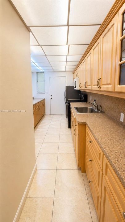 For Sale: $200,000 (1 beds, 1 baths, 865 Square Feet)
