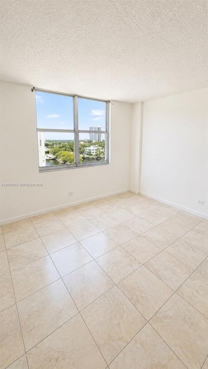 For Sale: $200,000 (1 beds, 1 baths, 865 Square Feet)