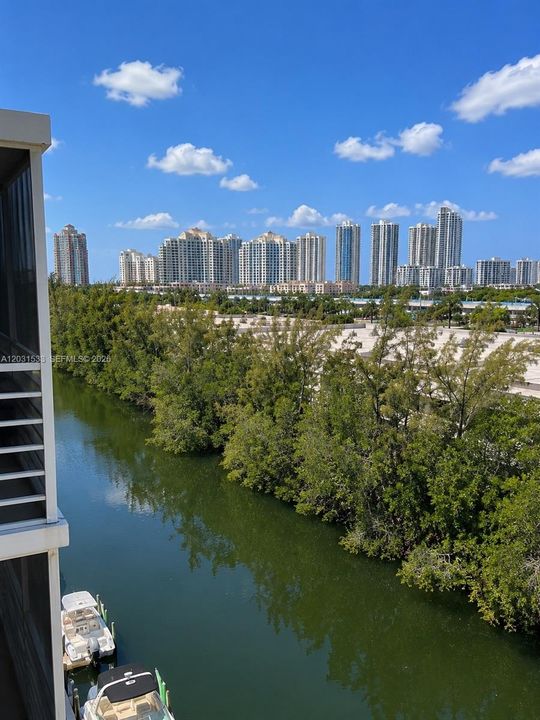 For Sale: $200,000 (1 beds, 1 baths, 865 Square Feet)