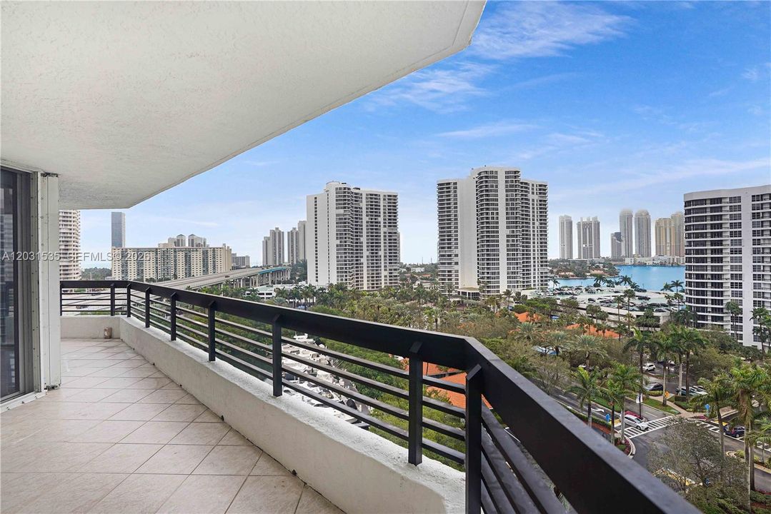 For Rent: $4,900 (2 beds, 2 baths, 1464 Square Feet)