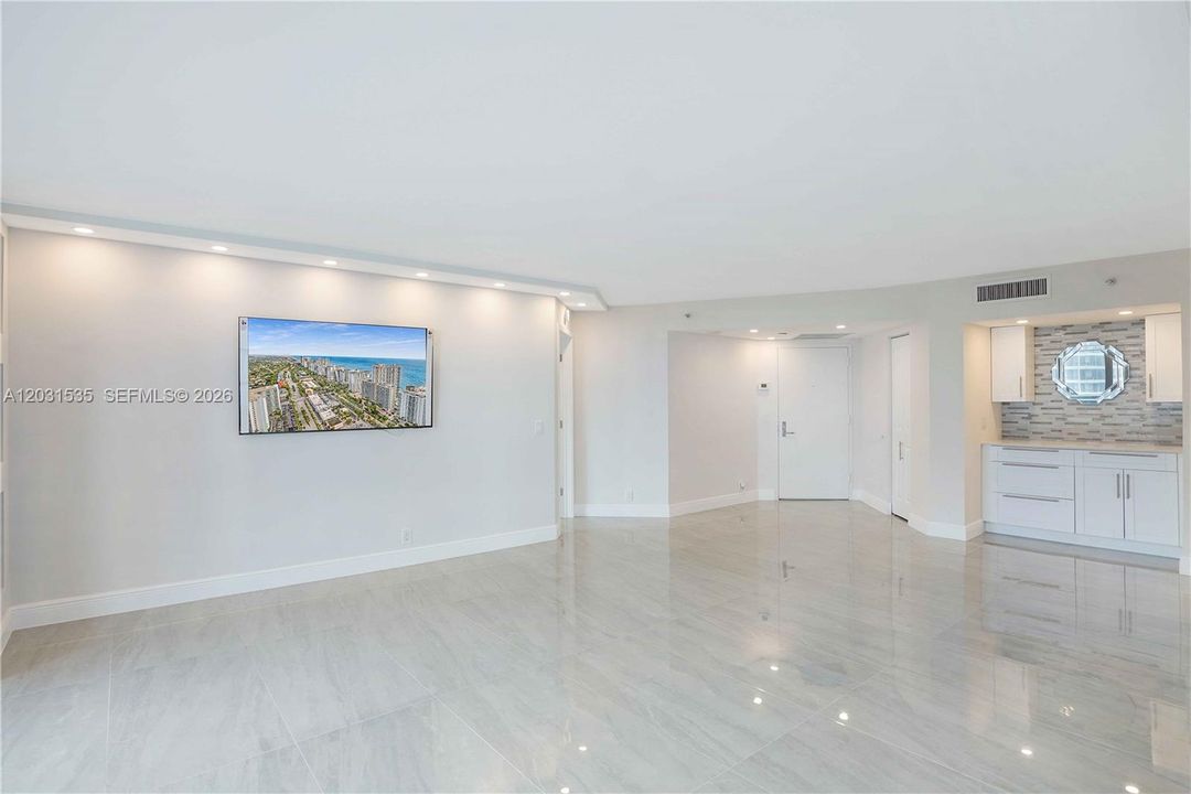 For Rent: $4,900 (2 beds, 2 baths, 1464 Square Feet)