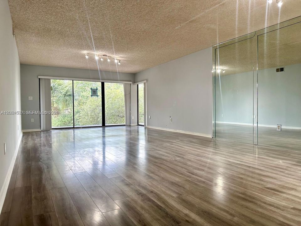 For Sale: $235,000 (2 beds, 2 baths, 1405 Square Feet)