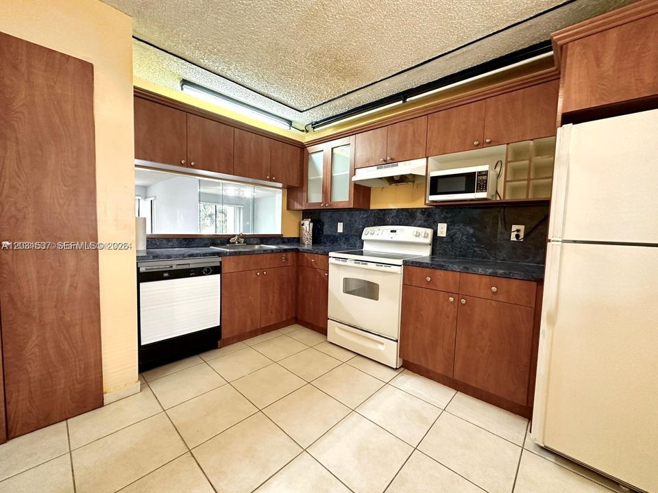 For Sale: $235,000 (2 beds, 2 baths, 1405 Square Feet)