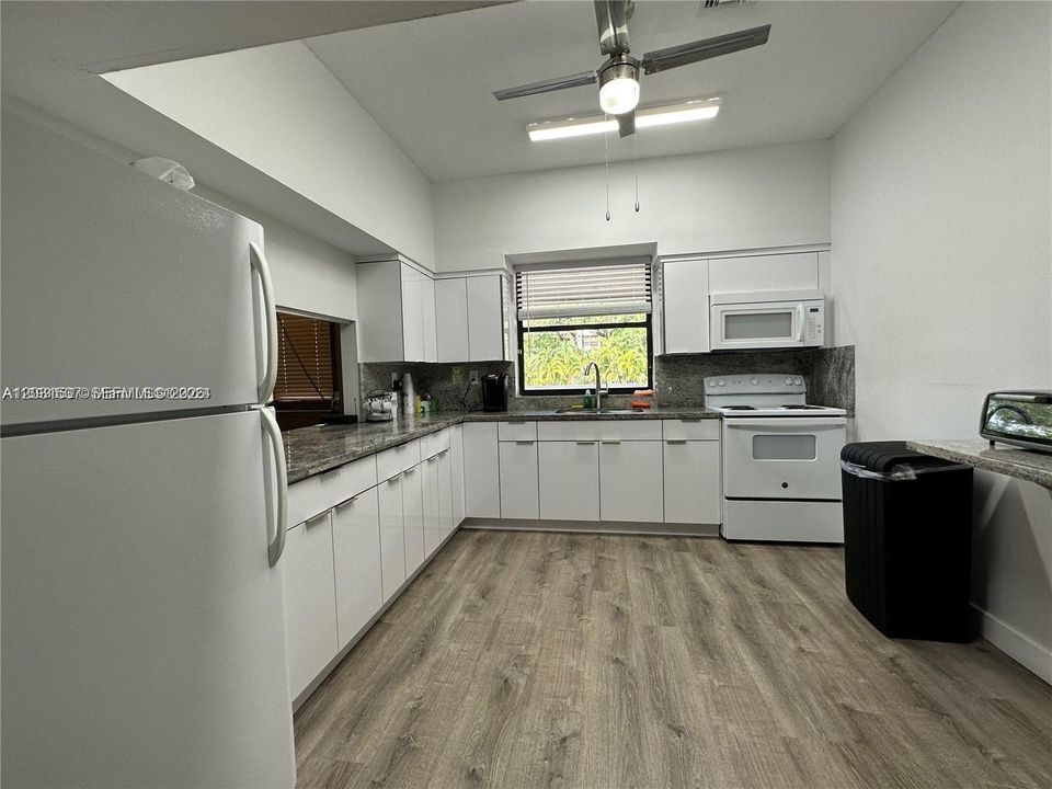 For Sale: $235,000 (2 beds, 2 baths, 1405 Square Feet)