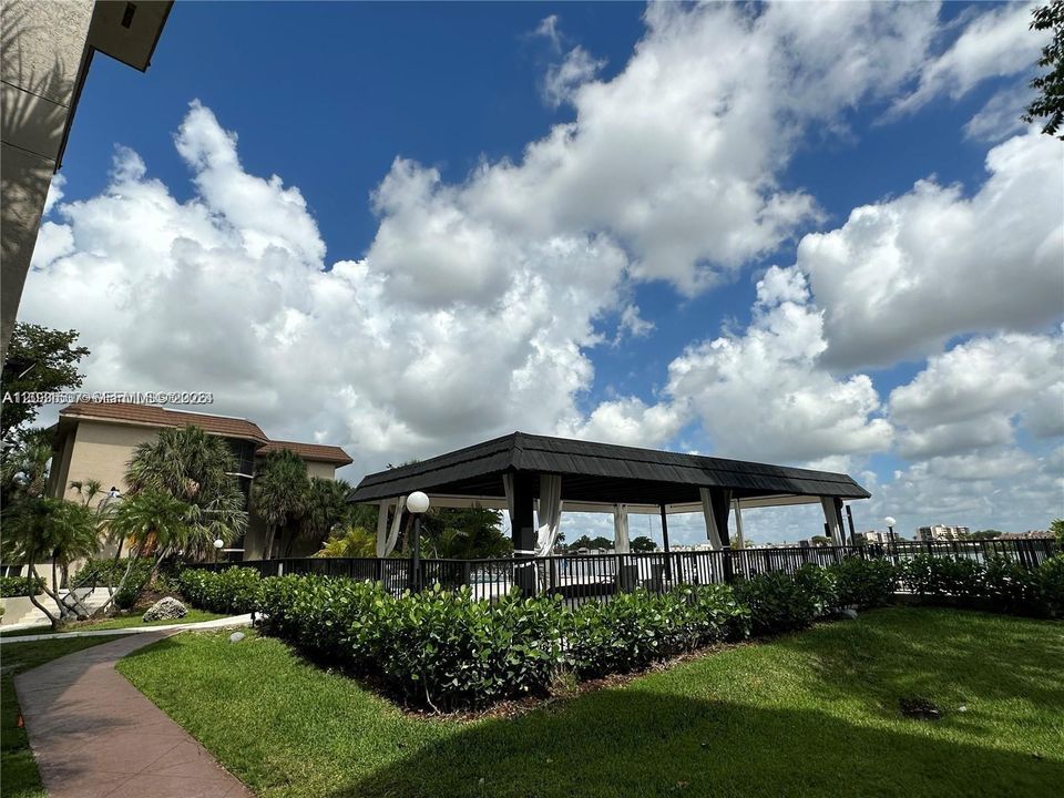 For Sale: $235,000 (2 beds, 2 baths, 1405 Square Feet)