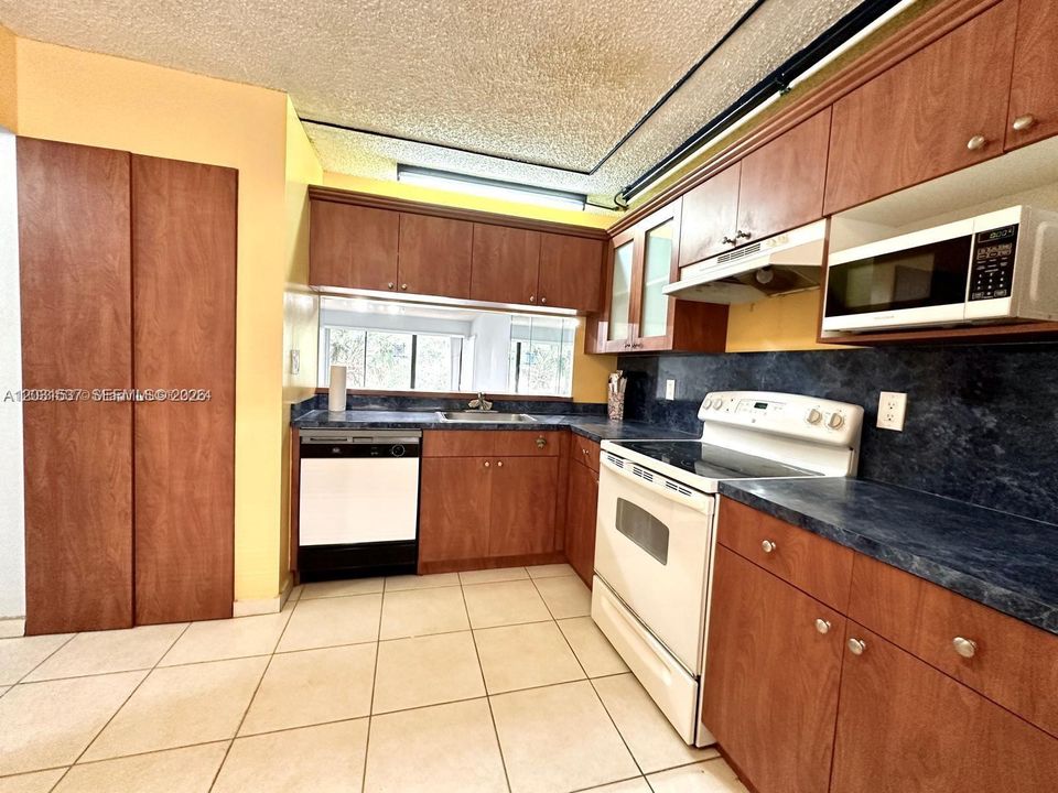 For Sale: $235,000 (2 beds, 2 baths, 1405 Square Feet)