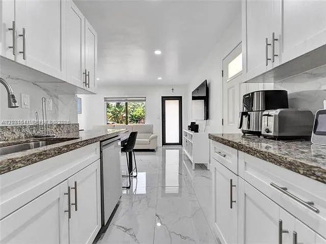 For Sale: $469,000 (3 beds, 2 baths, 840 Square Feet)