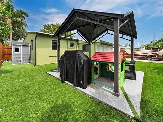 For Sale: $469,000 (3 beds, 2 baths, 840 Square Feet)