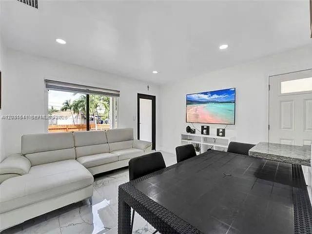 For Sale: $469,000 (3 beds, 2 baths, 840 Square Feet)