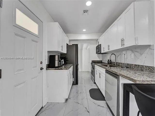 For Sale: $469,000 (3 beds, 2 baths, 840 Square Feet)