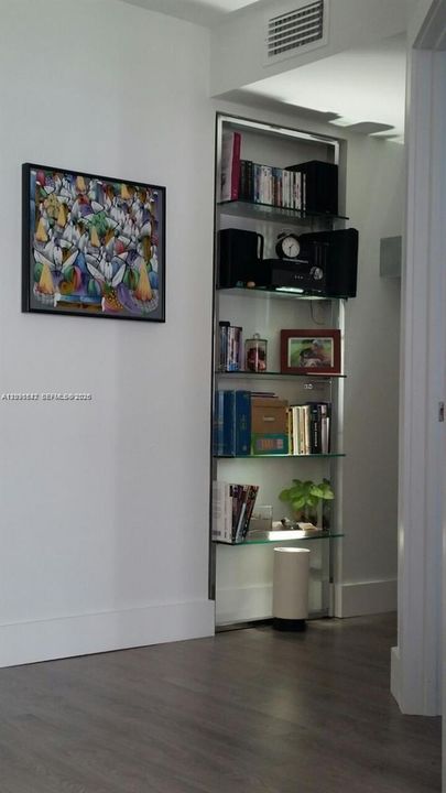 For Sale: $280,000 (2 beds, 1 baths, 840 Square Feet)