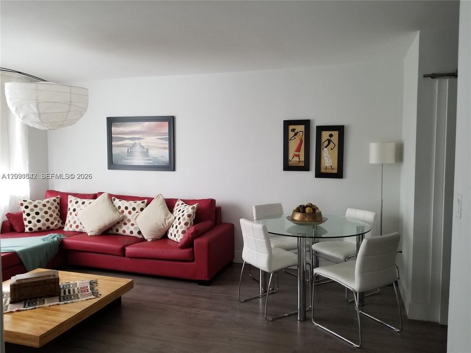 For Sale: $280,000 (2 beds, 1 baths, 840 Square Feet)