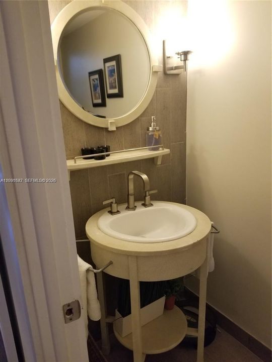 For Sale: $280,000 (2 beds, 1 baths, 840 Square Feet)