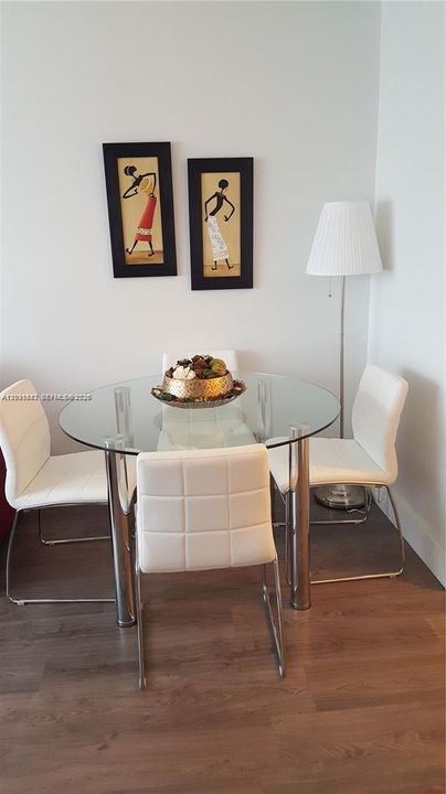 For Sale: $280,000 (2 beds, 1 baths, 840 Square Feet)