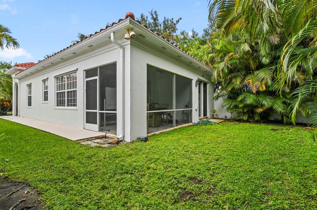 32 Backyard 01