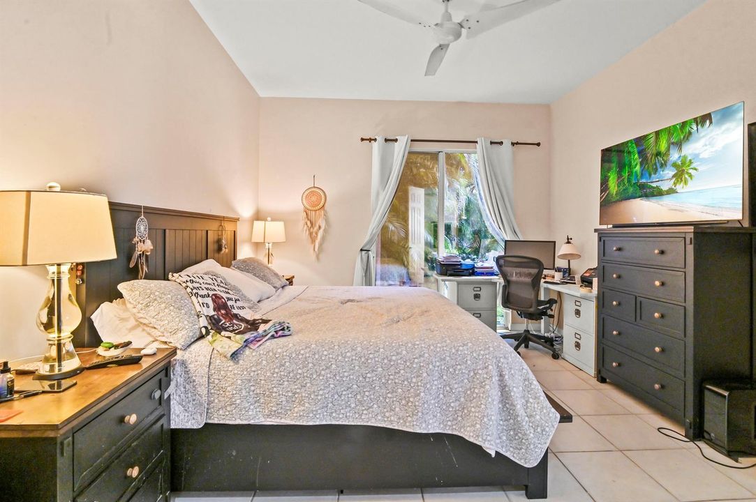 22 Bedroom 03