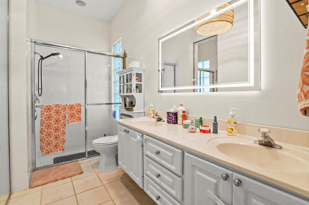 23 Bathroom 01