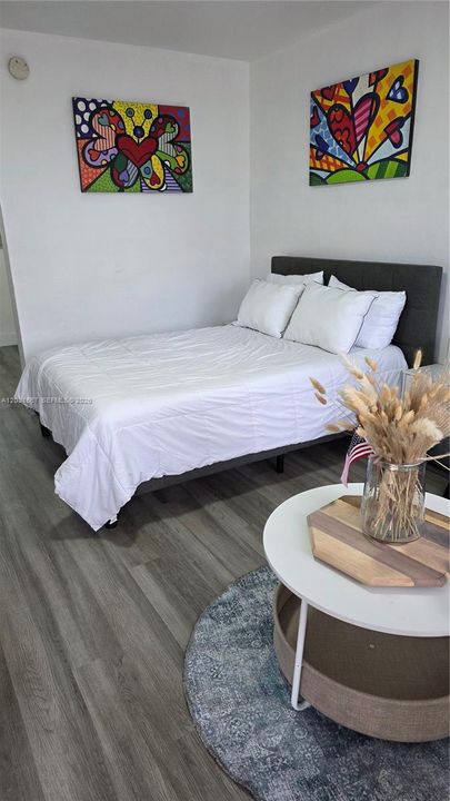 Active With Contract: $1,800 (0 beds, 1 baths, 445 Square Feet)