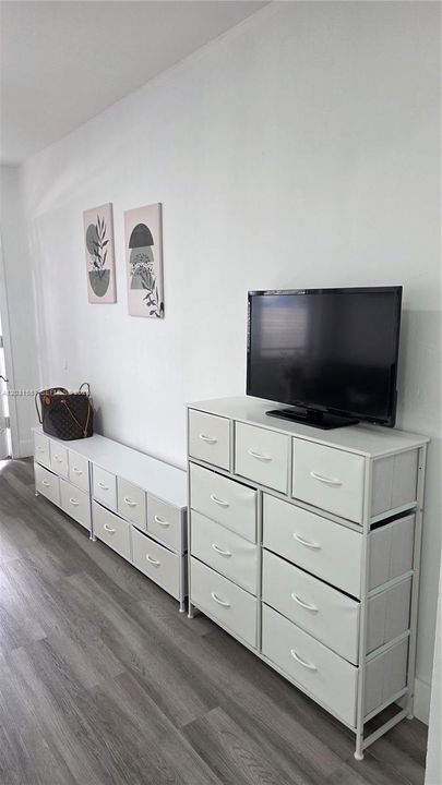 Active With Contract: $1,800 (0 beds, 1 baths, 445 Square Feet)