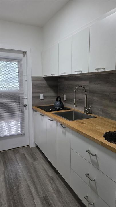 Active With Contract: $1,800 (0 beds, 1 baths, 445 Square Feet)