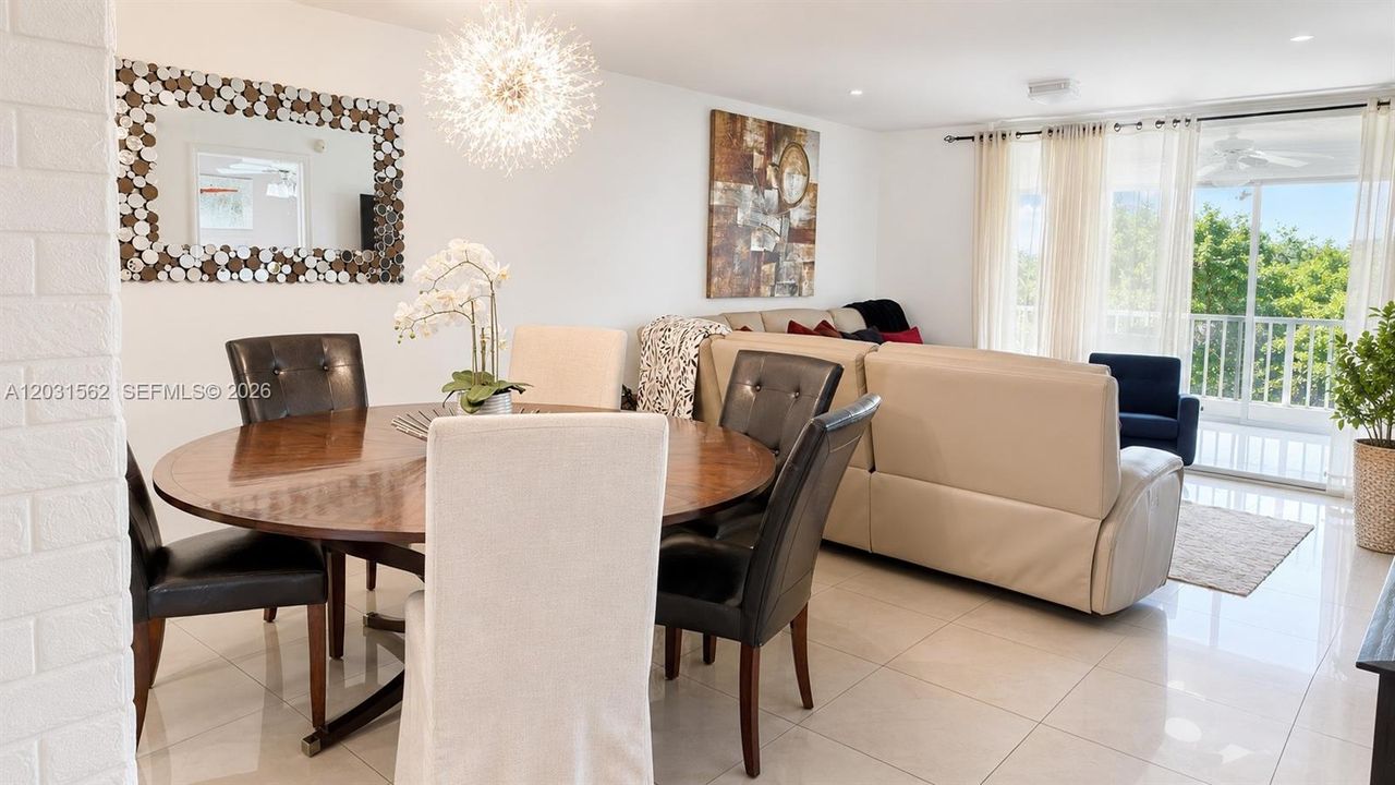 For Sale: $240,000 (2 beds, 2 baths, 1070 Square Feet)