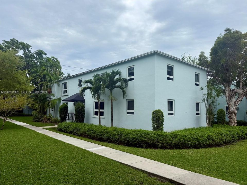 For Sale: $425,000 (2 beds, 1 baths, 840 Square Feet)