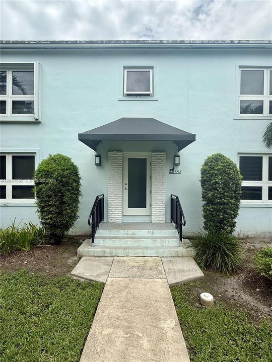 For Sale: $425,000 (2 beds, 1 baths, 840 Square Feet)