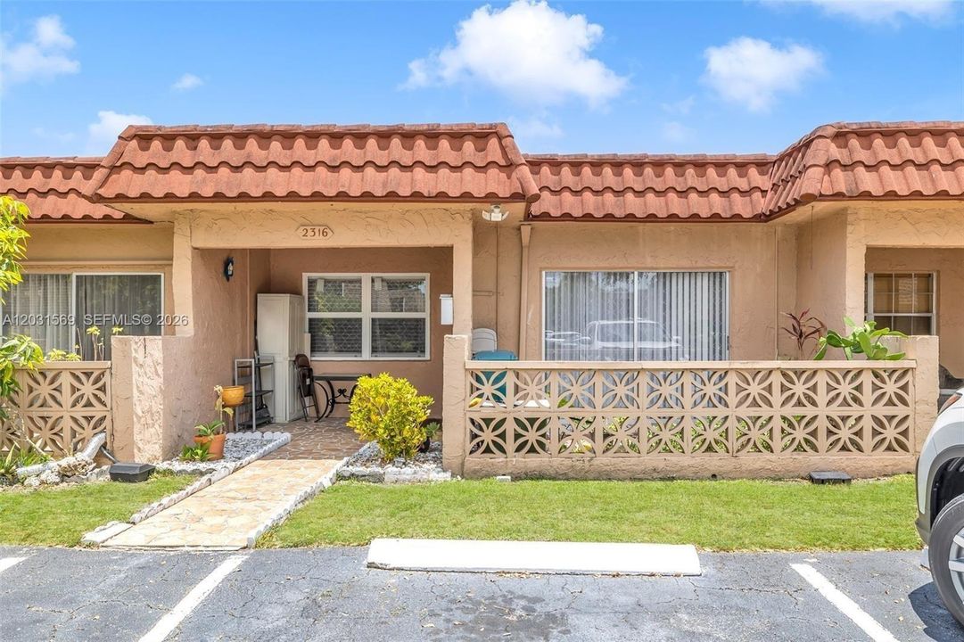 For Sale: $195,890 (2 beds, 2 baths, 962 Square Feet)