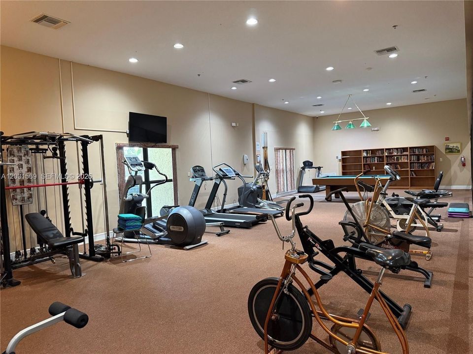 For Sale: $195,890 (2 beds, 2 baths, 962 Square Feet)