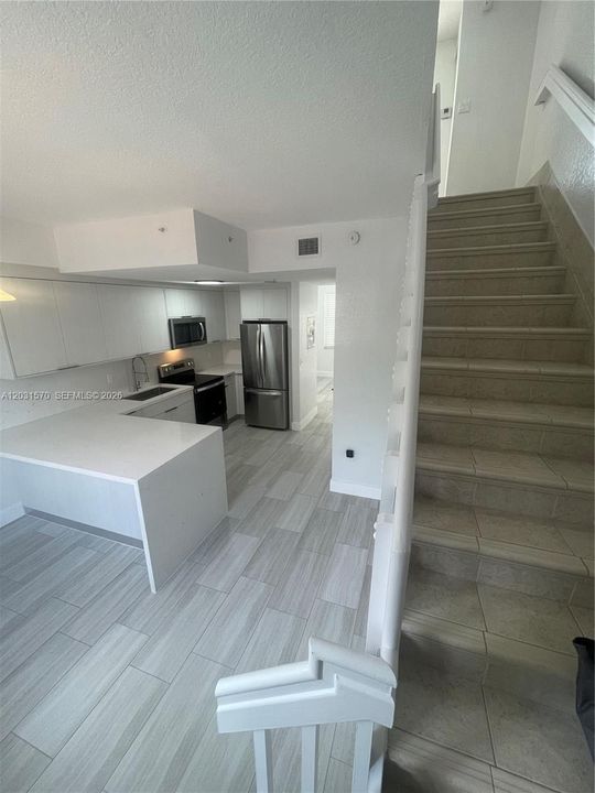 For Sale: $289,000 (2 beds, 1 baths, 1006 Square Feet)