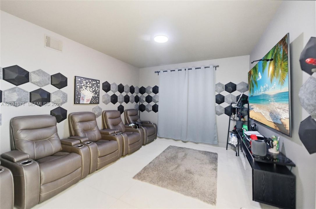 En Venta: $1,300,000 (5 camas, 3 baños, 3692 Pies cuadrados)
